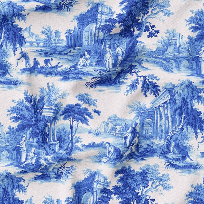 Puede incluir: Un tejido toile azul y blanco con un patr&oacute;n pastoral que presenta &aacute;rboles, edificios y figuras. El dise&ntilde;o se repite en todo el tejido.