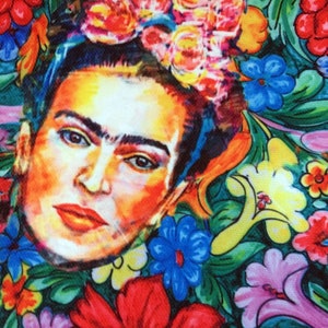 Op de afbeelding: Een kleurrijk schilderij van Frida Kahlo met een bloemige achtergrond. Het schilderij is gemaakt in een levendige stijl met felle kleuren en gedurfde lijnen. De bloemen zijn in tinten roze, geel, blauw en groen.