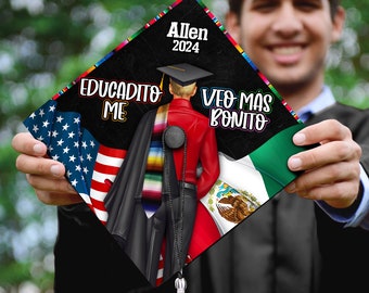 Puede incluir: Un gorro de graduación negro con una bandera estadounidense en el lado izquierdo y una bandera mexicana en el lado derecho. El gorro tiene el texto "Educdito Me" en el lado izquierdo y "Veo Mas Bonito" en el lado derecho. El gorro también tiene el texto "Allen 2024" en la parte superior.