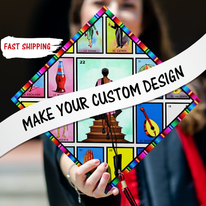 Puede incluir: Un gorro de graduaci&oacute;n decorado con un dise&ntilde;o de tarjeta de Loter&iacute;a colorido. El gorro presenta im&aacute;genes de cartas de juego mexicanas tradicionales, incluyendo "La Dama", "El Catrin", "El Valiente" y "El Bandito". El texto "MAKE YOUR CUSTOM DESIGN" est&aacute; escrito en el gorro.
