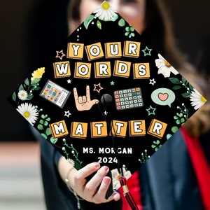 Sus palabras importan gorra de graduación impresa, AAC SPED Teacher Inclusion Grad Cap Topper, decoración de graduación personalizada, regalo de educación especial