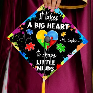 Se necesita un gran corazón para moldear una mente pequeña, birrete de graduación de educación especial personalizado, decoración de graduación para maestros, clase de 2025