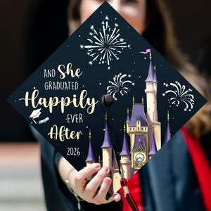 Adorno para birrete de graduación "Y se graduó feliz para siempre", adorno para birrete de graduación inspirado en Disney, decoración de graduación, promoción de 2026