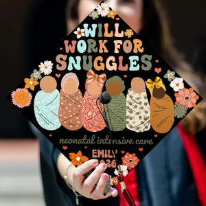 Adorno para birrete de graduación "Will Work For Snuggles", decoración personalizada para birrete de enfermera de UCIN para honrar tu arduo trabajo, promoción de 2026
