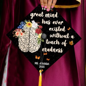 Ninguna gran mente ha existido jamás sin un toque de locura Adorno para birrete de graduación, decoración personalizada para birrete de psicología, promoción de 2025
