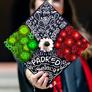Personalized Chingona Comi Mis Padres Printed Grad Cap Topper, Mexican Grad Cap Topper, Latin Graduation Decoration, Class of 2024