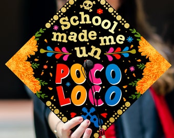 Adorno para birrete de graduación con estampado "School Made Me Un Poco Loco", birrete de graduación mexicano, decoración de graduación latina, Clase de 2026