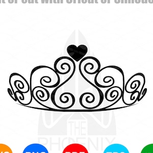 Puede incluir: Una silueta en blanco y negro de una corona con un corazón en la parte superior. La corona está adornada con espirales y curvas. La imagen es para una descarga digital de un archivo SVG, PNG, PDF, EPS y JPEG.