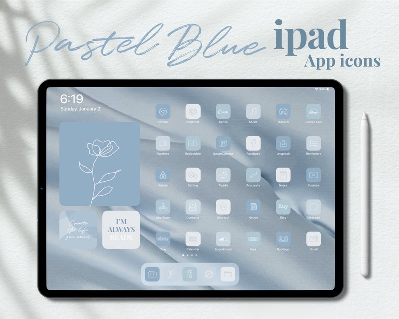 Puede incluir: Una pantalla de iPad azul con un fondo azul pastel e iconos blancos. Los iconos est&aacute;n dispuestos en una cuadr&iacute;cula e incluyen aplicaciones como C&aacute;mara, M&uacute;sica, Discord y Notas. El texto "Pastel Blue iPad App Icons" se muestra en la parte superior de la pantalla.