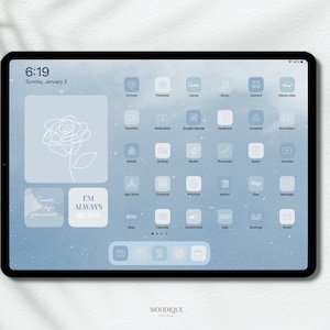 Puede incluir: Una pantalla de iPad azul y blanca con un fondo azul e iconos blancos. Los iconos son para aplicaciones como Chrome, Pinterest, C&aacute;mara, M&uacute;sica, Discord, Disney Plus, FaceTime, Redbubble, Google Calendar, Facebook, Unsplash, Recordatorios, Airbnb, Ajustes, Reddit, Procreate, Notas, YouTube, App Store, Contactos, Sketchful, Notion, Etsy, Mensajes, Calendario, SoundCloud, BeReal, Duolingo y Gmail. La pantalla tambi&eacute;n tiene un dibujo de rosa blanca y texto que dice "Siempre estoy listo".