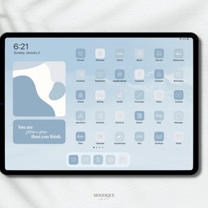 Puede incluir: Una pantalla de iPad azul y blanca con un dise&ntilde;o abstracto azul y blanco de fondo. La pantalla muestra una cuadr&iacute;cula de iconos de aplicaciones con nombres como "Chrome", "Pinterest", "Canva", "M&uacute;sica", "Discord", "Disney Plus", "FaceTime", "Redbubble", "Calendario de Google", "Facebook", "Unsplash", "Recordatorios", "Airbnb", "Ajustes", "Reddit", "Procreate", "Notas", "YouTube", "App Store", "Contactos", "Accesos directos", "Notion", "Etsy", "Mensaje", "Ebay", "Calendario", "Soundcloud", "B&H", "Duolingo", "Gmail" y "C&aacute;mara". La pantalla tambi&eacute;n muestra el texto "You are stronger than you think".