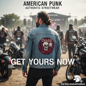 以下が含まれることがあります： スカルと「CHAOS ANARCHY」の文字が入った大きなパッチが付いた、ライトブルーのデニムジャケット。画像には「AMERICAN PUNK AUTHENTIC STREETWEAR」と「GET YOURS NOW」の文字も含まれています。