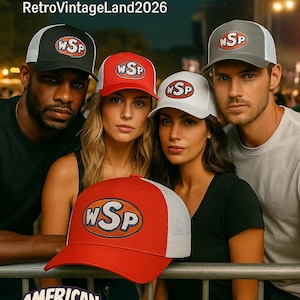 Peut inclure: Image promotionnelle pour les chapeaux WSP, montrant quatre personnes portant des casquettes de camionneur de différentes couleurs. Les casquettes ont un dos en filet et un logo "WSP". Le texte "AMERICAN PUNK" et un bouton "ACHETER MAINTENANT" sont également présents.