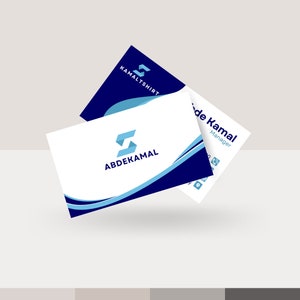 Peut inclure: Deux cartes de visite avec un design de vague bleu et blanc. La carte du haut porte le texte "Kamaltshirt" et une lettre stylisée "S". La carte du bas porte le texte "Abde Kamal" et une lettre stylisée "S".