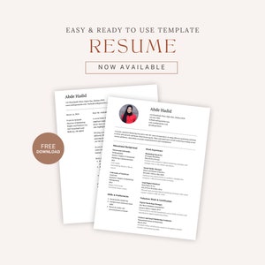 Peut inclure: Un modèle de CV au design moderne. Le modèle présente une photo d'une femme portant un hijab, un portrait professionnel et une mise en page claire avec des titres pour l'expérience professionnelle, l'éducation, les compétences et le bénévolat. Le texte "TÉLÉCHARGEMENT GRATUIT" est dans un encadré marron en bas à gauche de la page.