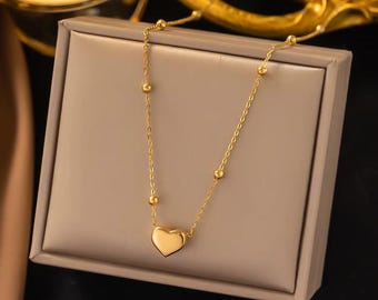 Naszyjnik choker z diamentowym sercem platerowanym 14-karatowym złotem. Delikatna biżuteria ze stali nierdzewnej na rocznicę dla kobiet.