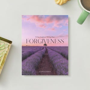 Puede incluir: Una portada de libro con la palabra "FORGIVENESS" en una fuente grande y elegante. El fondo presenta un campo de lavanda bajo un cielo rosa y púrpura. El libro es parte de un plan de escritura de escritura de 15 días.