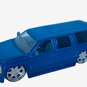 最終値下げ　2000 Chevy Suburban Lowrider 1:24 Jada Dub City 2000 Chevy Suburban Gray Metal Model Kit 1:24