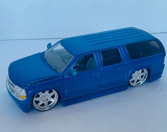 最終値下げ 2000 Chevy Suburban Lowrider 1:24 2000 Chevy Suburban