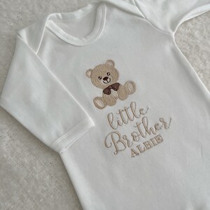 Body brodé personnalisé pour petit frère en peluche, beige, neutre, baby shower, sexe révélé, nom révélé, tenue d'hôpital, bébé garçon