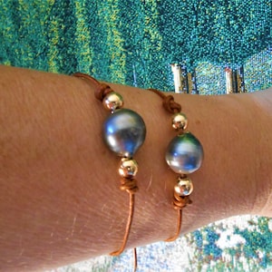 Große Tahitian Perle mit Gold Perlen Lederarmband