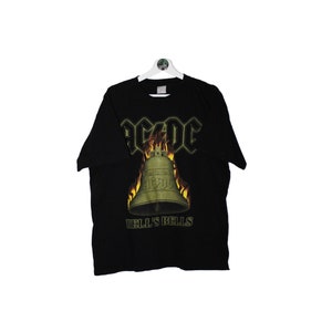 Puede incluir: Camiseta negra con un gráfico de una campana con llamas y el texto "AC/DC" y "Hell's Bells".