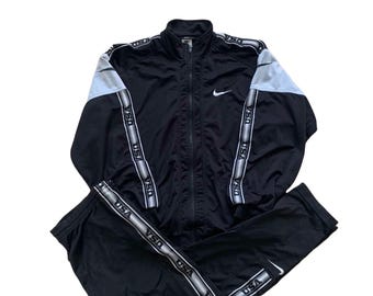 Tuta da ginnastica Nike vintage con cuciture a nastro nere Tuta da ginnastica Nike vintage anni &#39;80 e &#39;90 in poliestere Tuta da ginnastica Nike retrò larga Tuta da ginnastica Nike Top e pantaloni da ginnastica