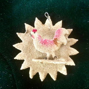ANTIEKE kerstboomversiering kartonnen ornament haan rond 1930. Oppervlak met Venetiaanse dauw, verzamelbare kerstversiering kerstcadeau