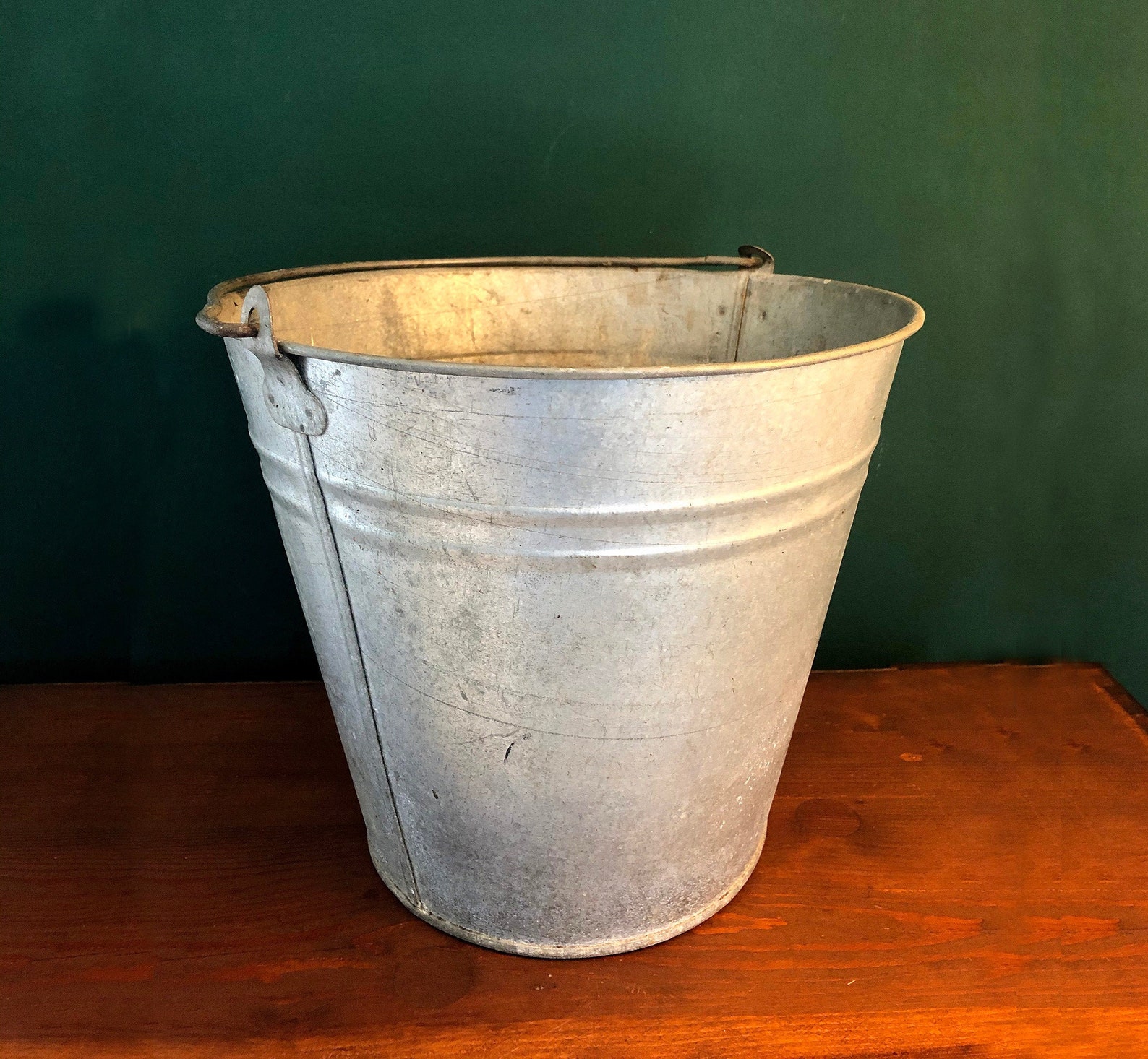 VINTAGE ZINC BUCKETs acerca de 1012 litros / para la edad Etsy