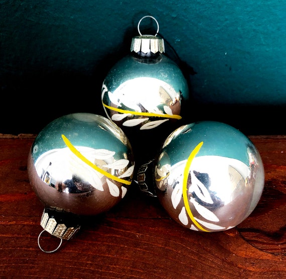 3 VINTAGE Weihnachtskugeln, silberner Christbaumschmuck bemalt aus Glas. Made in GDR/DDR, Vintage, Traditions-Weihnachtsschmuck, ca. 1970er