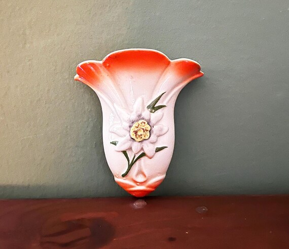 Wandvase aus den 1940er Jahren, Keramik, handbemalt Edelweiß Blumenmuster, orange Airbrush Verlauf, Vintage, sammelwürdiges Wohndekor