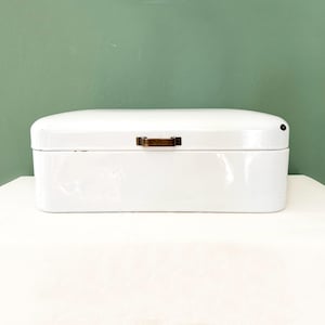 Antieke geëmailleerde brooddoos, circa 1940, witte metalen brooddoos met messing beslag, brocante, zeldzaam klein formaat, keukendecoratie, landelijke stijl