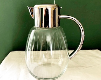 CARAFFA IN VETRO, caraffa in vetro, caraffa in vetro cromata, taglio sfaccettato di design, stile Bauhaus degli anni '50, caraffa vintage, interni dal design industriale