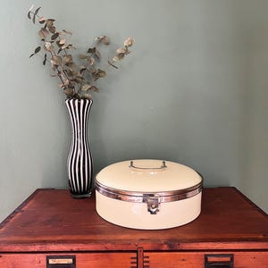 Boîte à pain en céramique vers 1940, boîte à pain, récipient de rangement, couleurs coquille d'œuf avec cadre chromé, brocante, décoration de cuisine, rareté, style maison de campagne