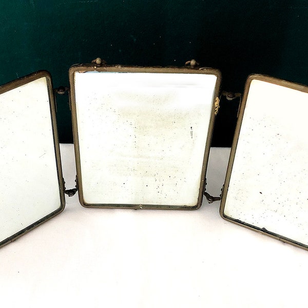 Miroir de maquillage ancien en 3 parties à charnières, couverture cuir encadrement laiton, vers 1890-1920, France, miroir de voyage, décoration, vintage, table de maquillage