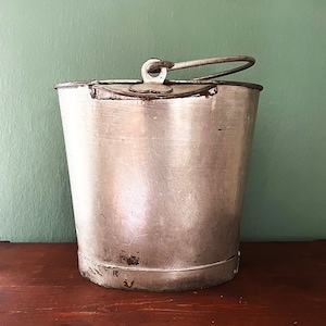 VINTAGE melk emmer, metalen emmer geverfd met zinkverf, brocante, tuindecoratie, ovale vorm, tuindecoratie, kalveren voeremmer, landelijke stijl