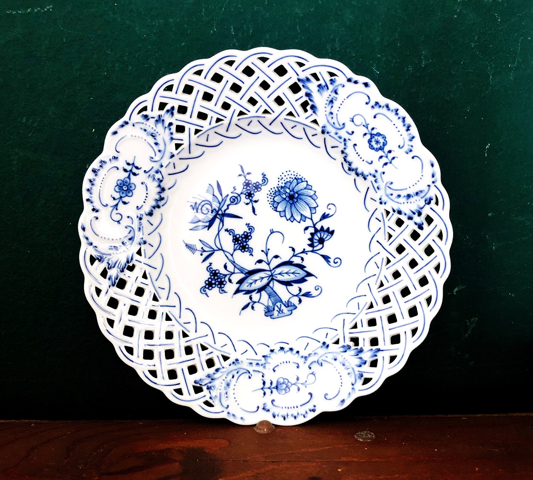 MEISSEN Durchbruch-Teller, Schwertermarke, I. Wahl, Zwiebelmuster kobaltblau, ca. 1940, alte Serie, sammelwürdiges Porzellan