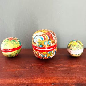 Paasei papier-maché vintage rond 1940. Oude Duitse chocoladedoos van karton en uitgesneden chroomlithografie, verzamelobject, decoratie