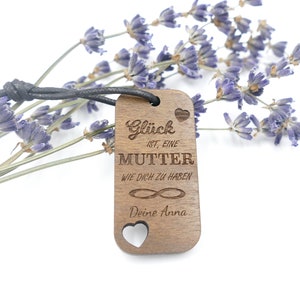 Schlüsselanhänger - &quot;Glück ist, eine Mutter wie dich zu haben&quot; Walnussholz | personalisiertes Muttertags Geschenk | Wunschgravur