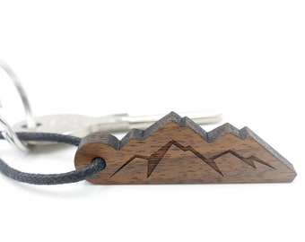 Schlüsselanhänger "Berge" aus Holz | personalisierbar | Walnussholz/Baumwolle | vegan und natürlich