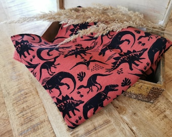 Tecido infantil de lã polar alpina com estampa de dinossauros em tons de tijolo e preto, 0,5 m, para confecção de roupas infantis.
