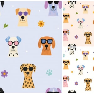 Może przedstawiać: Powtarzający się wzór z kreskówkowymi psami w okularach przeciwsłonecznych. Psy są różnych ras i kolorów, w tym dalmatyńczyki, jasnobrązowe i cętkowane. Tło jest jasnoniebieskie z rozrzuconymi kwiatami, gwiazdami i śladami łap.
