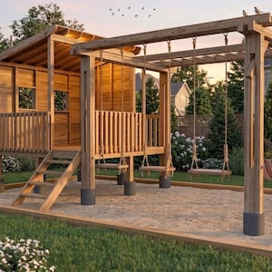 Könnte beinhalten: Ein Holzspielplatz mit einem kleinen Haus, einer Schaukel und einem Sandkastenbereich. Die Struktur besteht aus hellbraunem Holz und ist von grünem Gras und Bäumen umgeben. Eine Hängematte hängt an der Schaukel.
