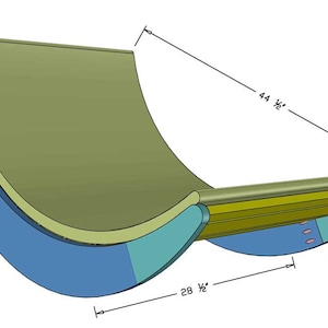 Puede incluir: Una silla mecedora de madera curvada con un asiento verde claro y detalles azules y verdes. La silla mide 113 cm de largo y 72 cm de ancho.