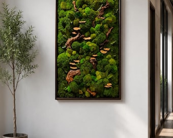 Könnte beinhalten: Ein rechteckiges Wandkunstwerk mit einem üppigen Arrangement aus grünem Moos, getrocknetem Holz und beigefarbenen Pilzen. Der Rahmen ist dunkelbraun. Das Kunstwerk wird an einer weißen Wand ausgestellt und erzeugt eine natürliche, erdige Ästhetik. Ca. 60 cm x 120 cm.