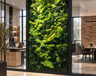 Puede incluir: Una instalación de pared vertical que presenta un arreglo denso de musgo preservado en varios tonos de verde, desde tonos bosque profundos hasta acentos verde lima brillantes, enmarcado en una estructura de metal oscuro.