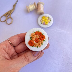 Elegante broche bordado blanco con pequeñas rosas naranjas - Broche floral artesanal - Broche de boda