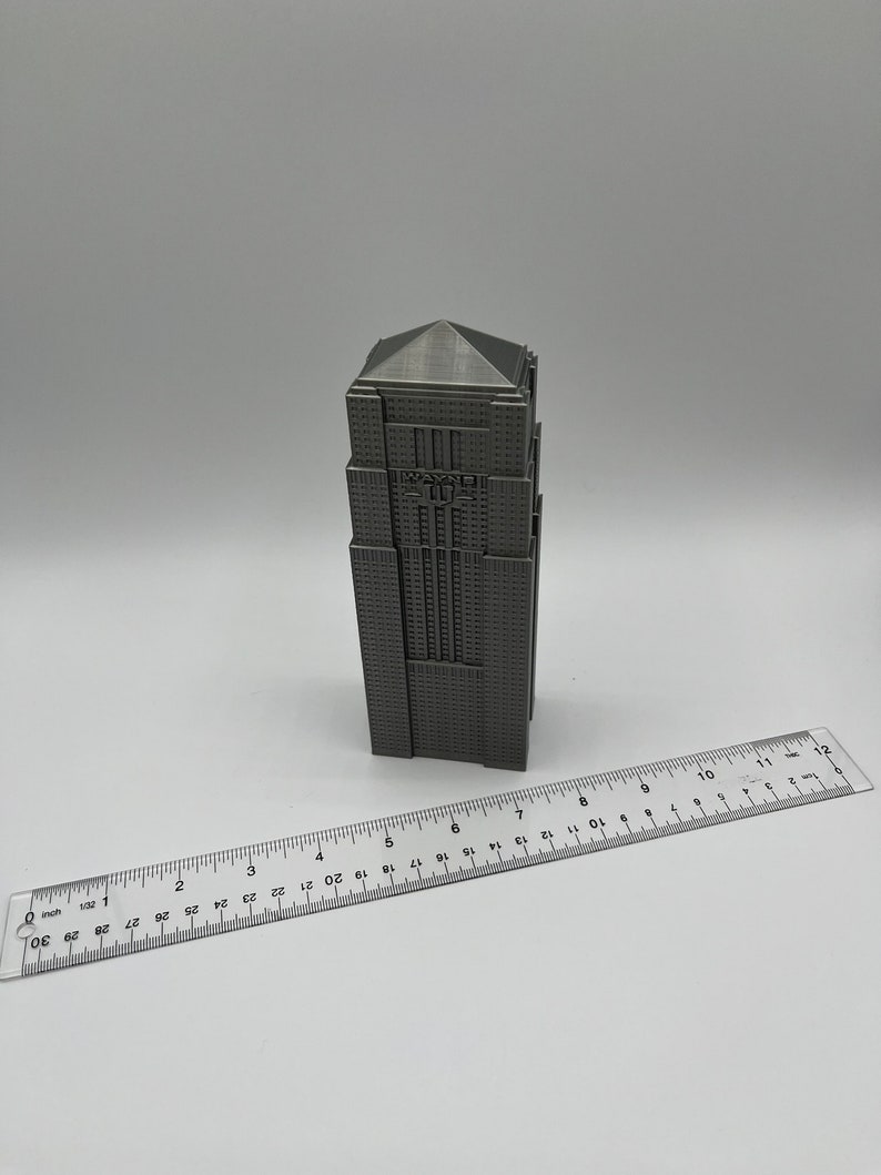 Peut inclure: Mod&egrave;le imprim&eacute; en 3D d'un gratte-ciel avec une finition grise. Le b&acirc;timent a un toit plat et une forme rectangulaire. Le mod&egrave;le mesure environ 15 cm de haut.