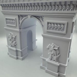 Może przedstawiać: Jasnoszara miniaturowa replika Łuku Triumfalnego. Model architektoniczny zawiera szczeg&oacute;łowe rzeźby, w tym figury i elementy dekoracyjne. Łuk jest klasycznym pomnikiem.