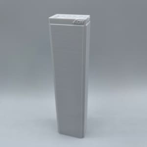 K&ouml;nnte beinhalten: Ein wei&szlig;es 3D-gedrucktes Modell eines Wolkenkratzers mit dem Wort "AON" oben.